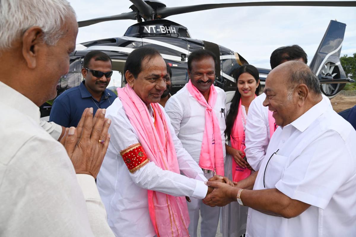 BRS leaders welcoming party president and Chief Minister K. Chandrashekhar Rao on his arrival at Devarakadra on Monday.