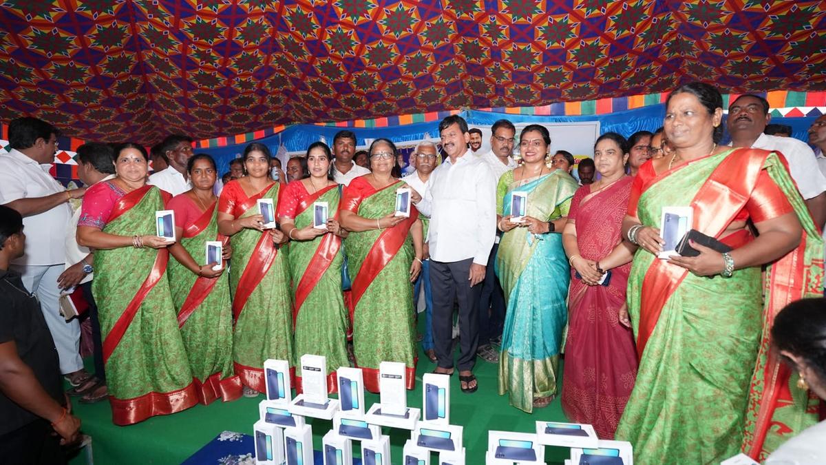 5G smartphones worth ₹2.03 crore distributed to Anganwadi teachers in Khammam district