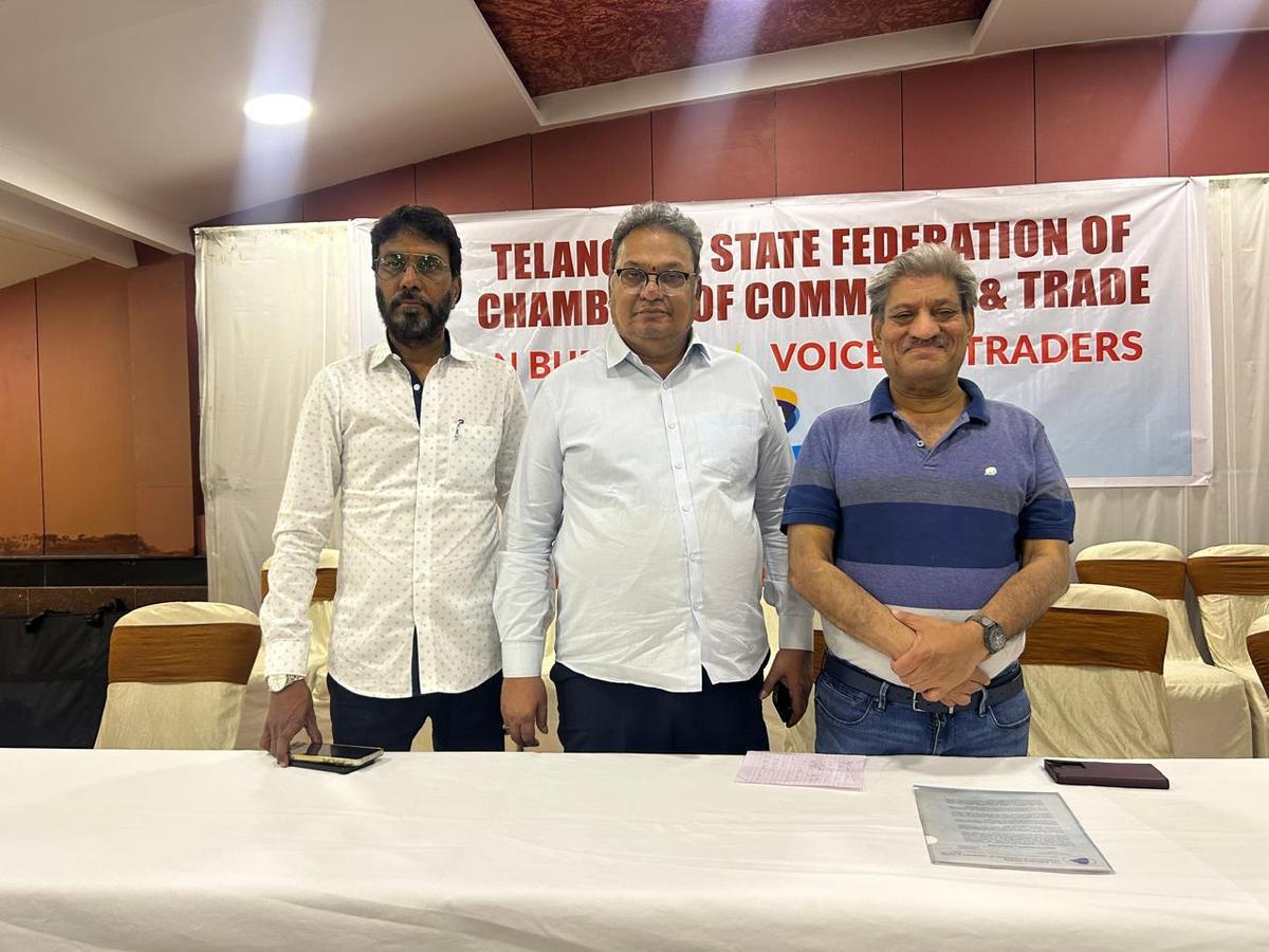 El presidente del TSFCCT, Ammanabolu Prakash (centro), en la reunión de presupuesto organizada por la Federación en Hyderabad el domingo.