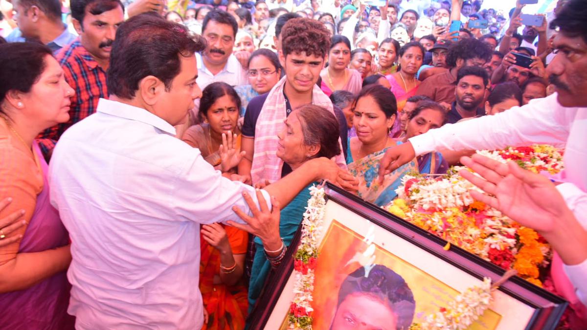 Mulugu ZP chairman’s last rites held, KTR pays last respects