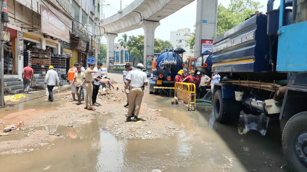 Sewage leak gridlocks traffic in Old Malakpet 
