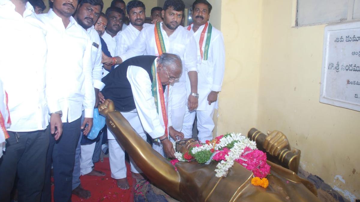 Tributes paid to confiscated Amedkar statue