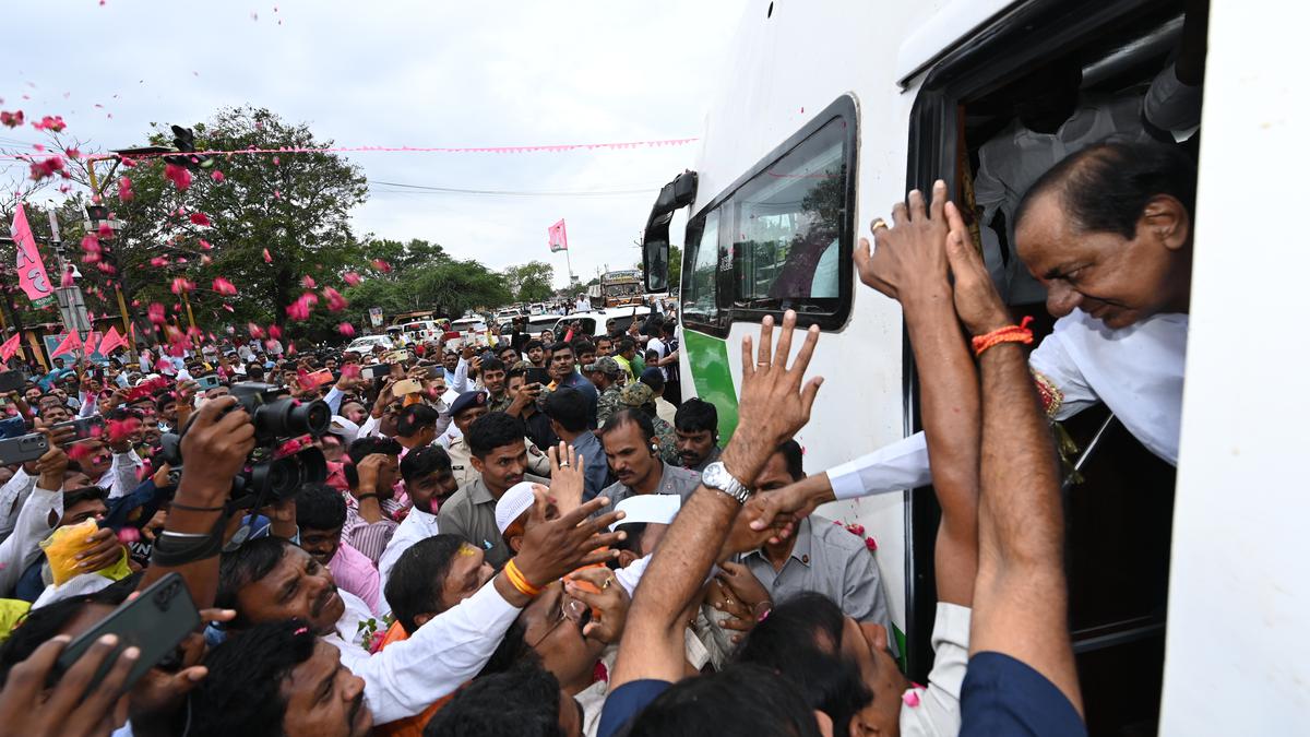 KCR’s two-day visit to Maharashtra | Telangana CM reaches Solapur in large convoy