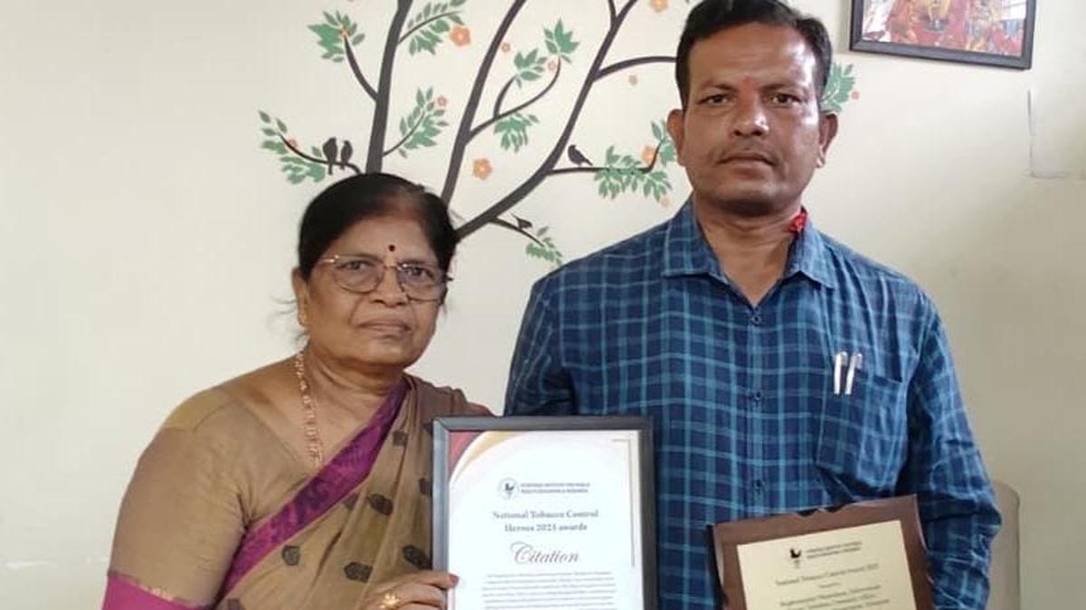 Govt employee wins award for campaign against tobacco