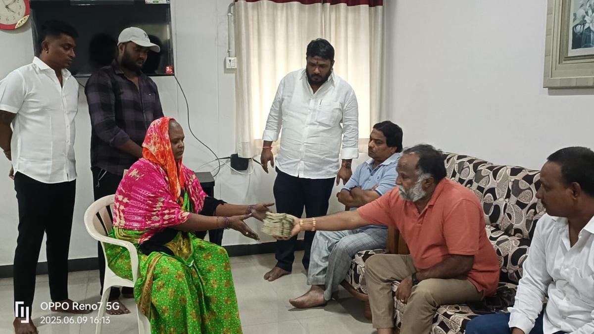 Jaggareddy extends financial help to cancer patients