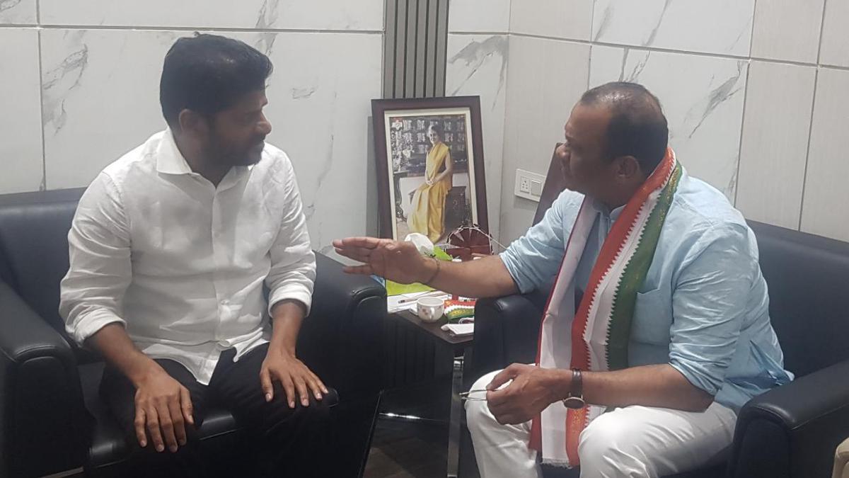 Revanth-Venkata Reddy bonhomie creates positivity ahead of Thakre’s meetings with senior leaders