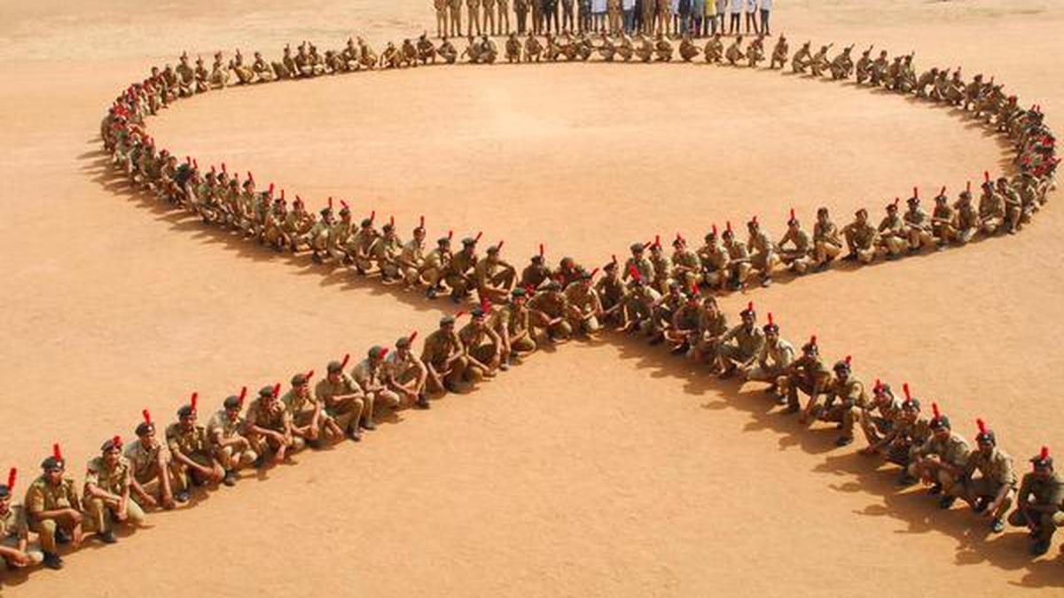 ‘Red Ribbon’ human chain formed in Khammam - The Hindu