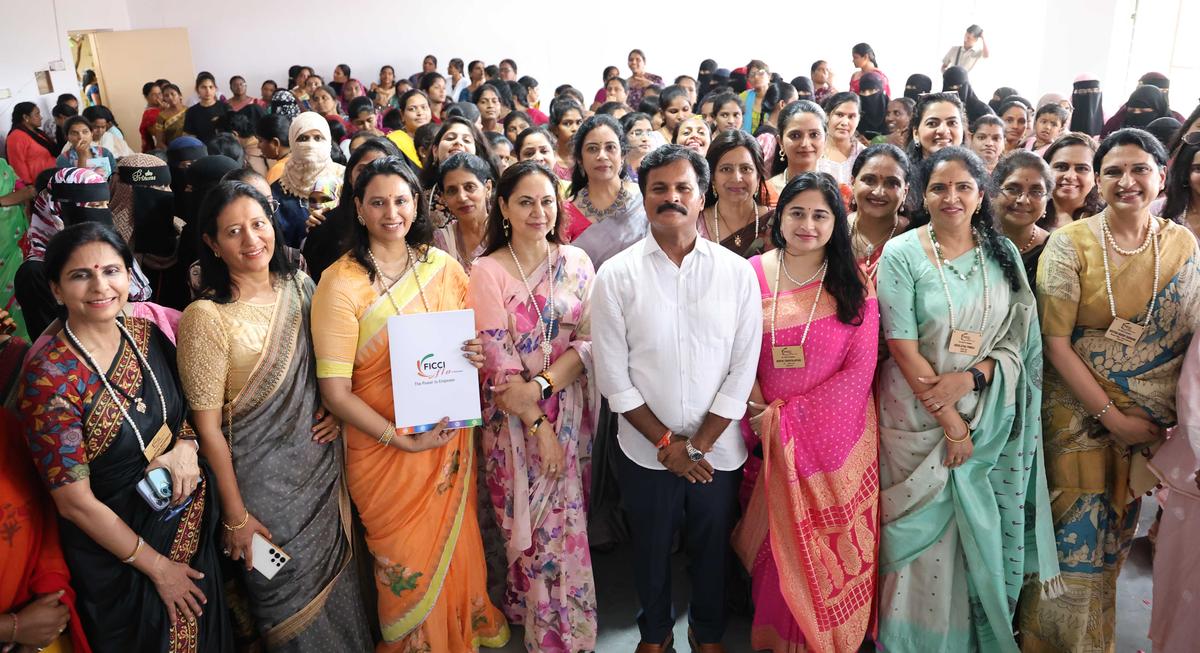 MLA Kumbham Anil Kumar Reddy en FLO -leiders en leden bij de inhuldiging van het Rural Skill Skill Center in Bhongir.