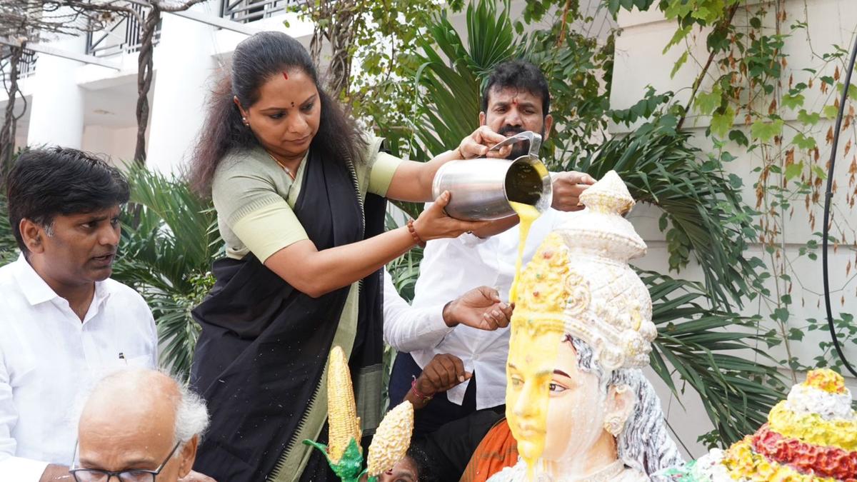 Kavitha ‘sanctifies’ Telangana Talli statue, says govt. fiddling with TG culture and heritage