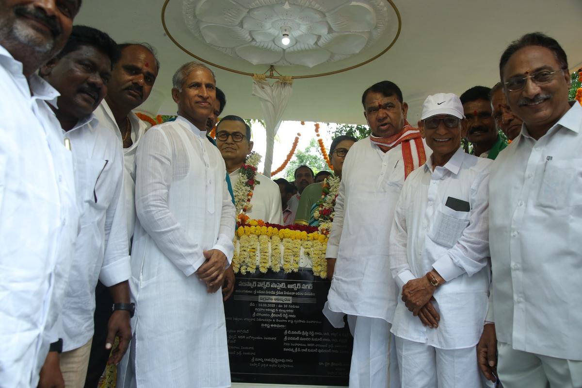 বানসওয়াদা বিধায়ক এবং উপদেষ্টা, তেলঙ্গানা (কৃষি) সরকার (কৃষি) সমাজ সংস্কারকদের মূর্তি উন্মোচন করার পরে দেরী লাভানাম ও হেমালতা লাভানামের সংস্কার প্রকৃতি নিরাময় আশ্রমে আকবরনগরে, নীজামাবাদ জেলায় বানসওয়াদা বিধায়ক এবং উপদেষ্টা, তেলঙ্গানা (কৃষি) সরকার (কৃষি) সমাজ সংস্কারকদের মূর্তি উন্মোচন করার পরে দেরী লাভানাম ও হেমালতা লাভানামের সংস্কার প্রকৃতি নিরাময় আশ্রমে আকবরনগরে, নীজামাবাদ জেলায়