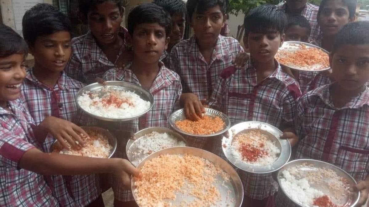 Serving rice with chilli powder to students inhumane: Harish Rao