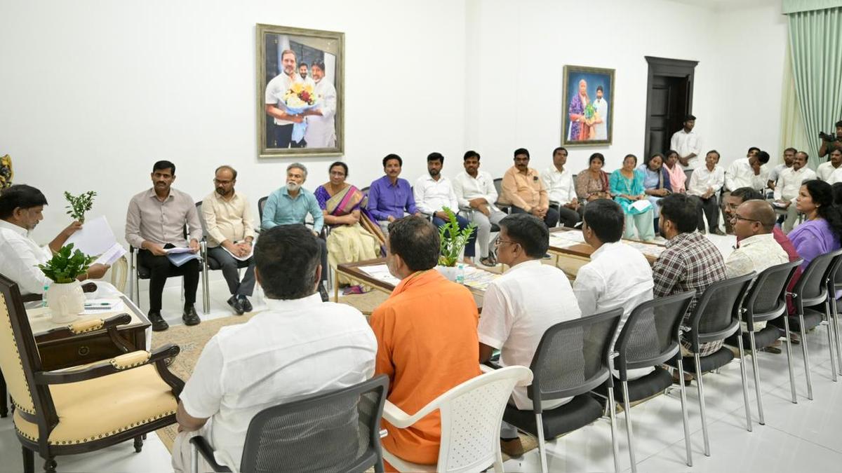 Bhatti meets employee associations, vows early solution to their issues