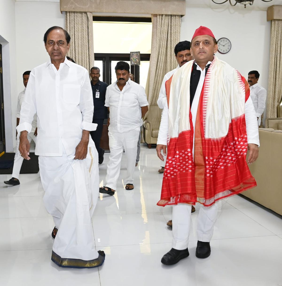 बीआरएस अध्यक्ष और मुख्यमंत्री के.चंद्रशेखर राव सोमवार को हैदराबाद में सपा अध्यक्ष अखिलेश यादव से आमने-सामने मुलाकात से पहले।