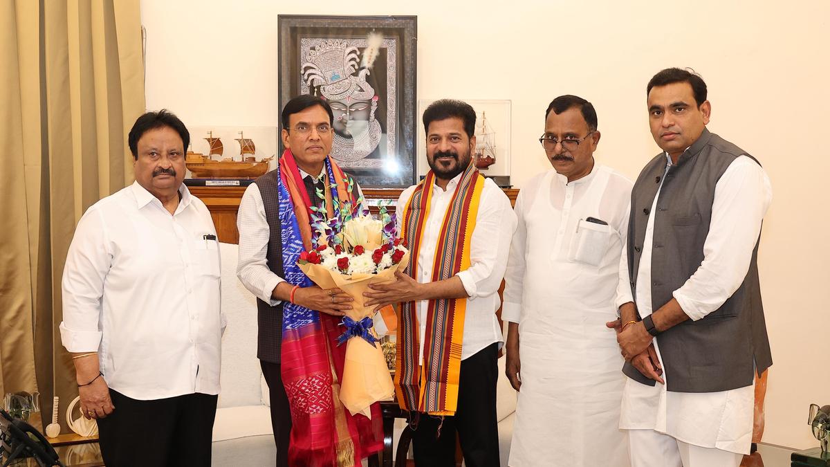 CM requests Centre to allot funds for sports infra development in Telangana