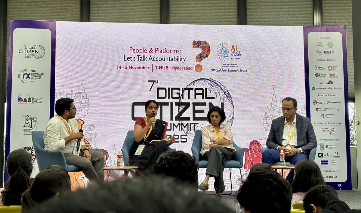 El panel de Commons Collective, dirigido por la periodista digital Roshna Arafa Ali, la investigadora Gaya Hadiya, Siddhartha Malempati, consejo general director de Commons Collective, y Rajasekhar como moderador. El panel de Commons Collective, dirigido por la periodista digital Roshna Arafa Ali, la investigadora Gaya Hadiya, Siddhartha Malempati, consejo general director de Commons Collective, y Rajasekhar como moderador.