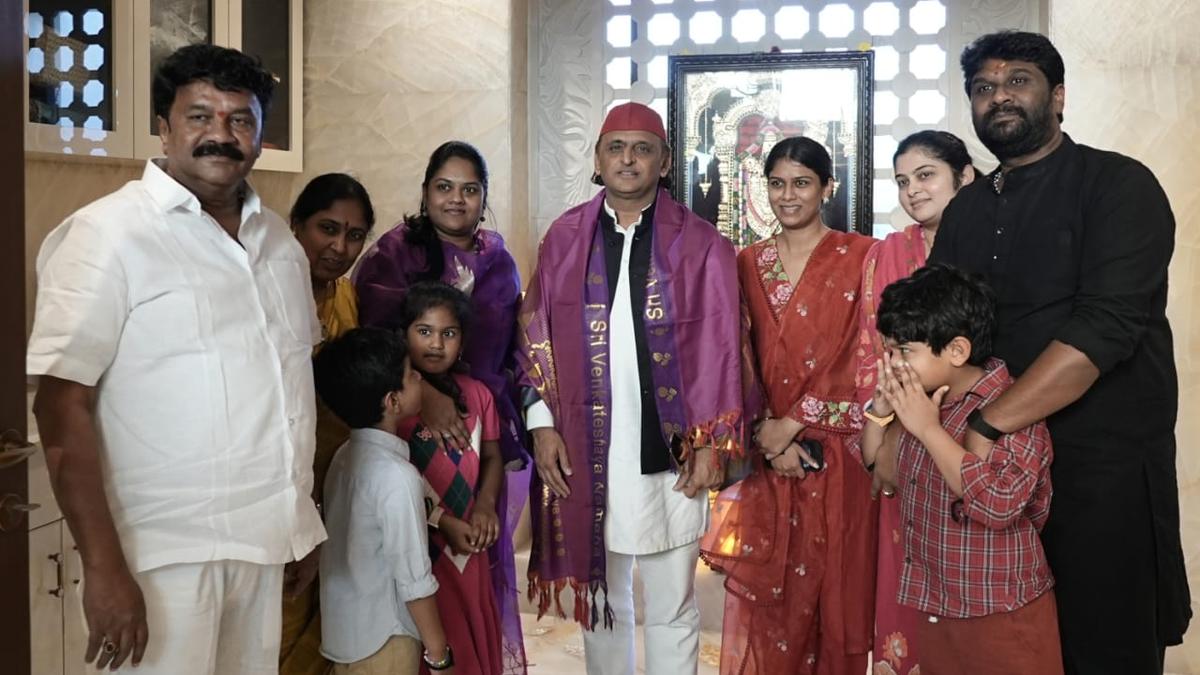 Akhilesh Yadav meets KTR, visits BRS MLA’s place