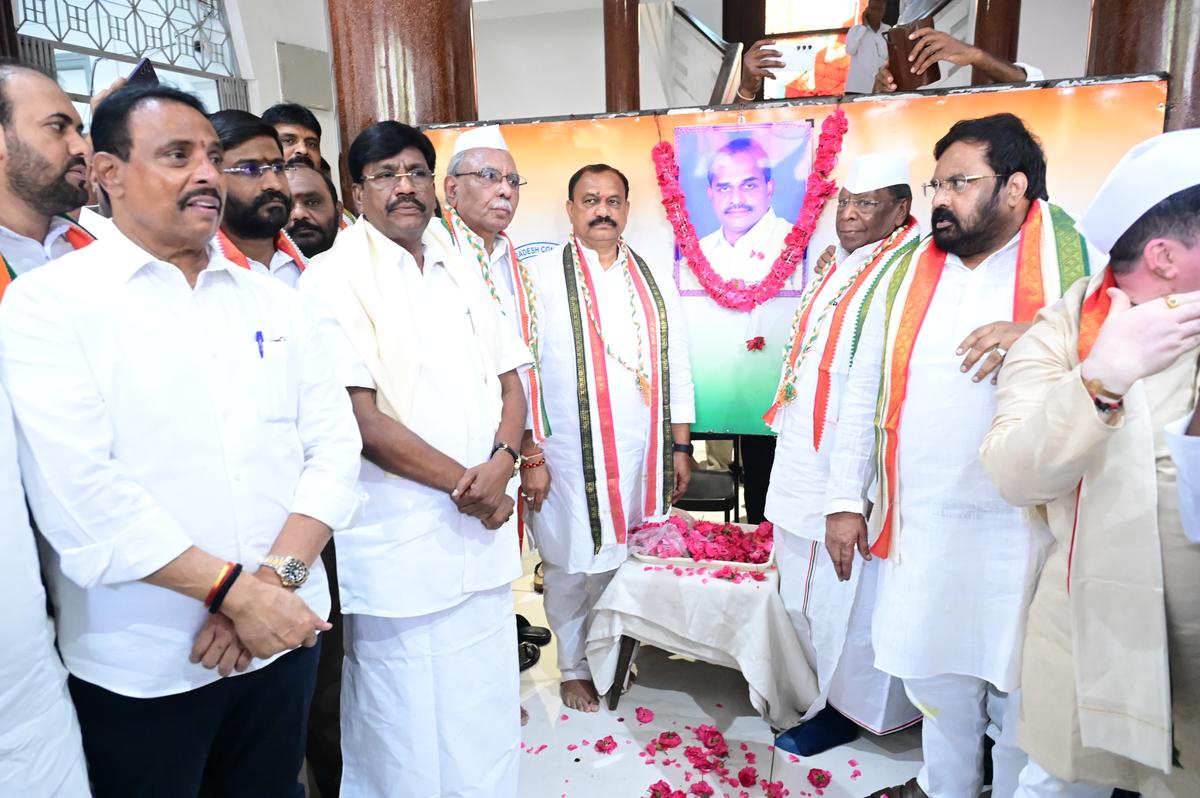 Congress leaders, ministers, and party workers paid rich tributes to former Chief Minister Y.S. Rajasekhara Reddy, on the occasion of his birth anniversary, on Tuesday. Congress leaders, ministers, and party workers paid rich tributes to former Chief Minister Y.S. Rajasekhara Reddy, on the occasion of his birth anniversary, on Tuesday.