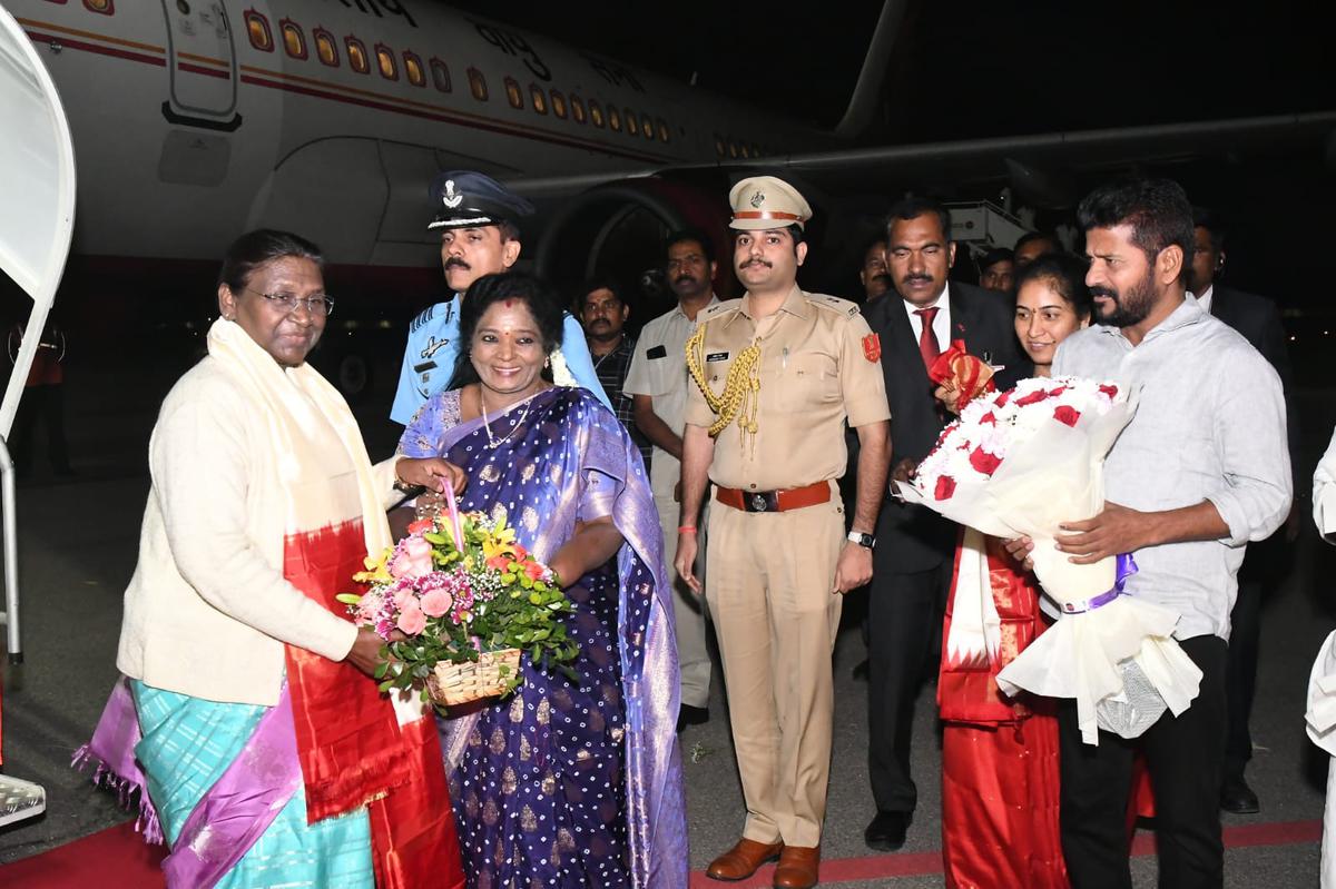 Governor Dr. Tamilisai Soundararajan presenting a bouquet to President Droupadi Murmu on her arrival at Begumpet Airport here on Monday night.