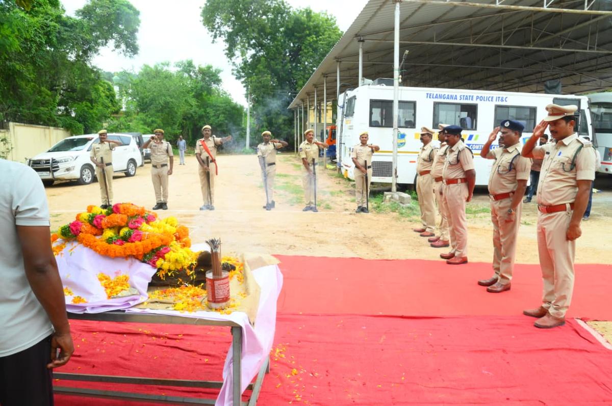 Officers from Nalgonda police conducting final rites of Jagilam Pinky, a tracker dog who served the district police for nearly 12 years. Officers from Nalgonda police conducting final rites of Jagilam Pinky, a tracker dog who served the district police for nearly 12 years.