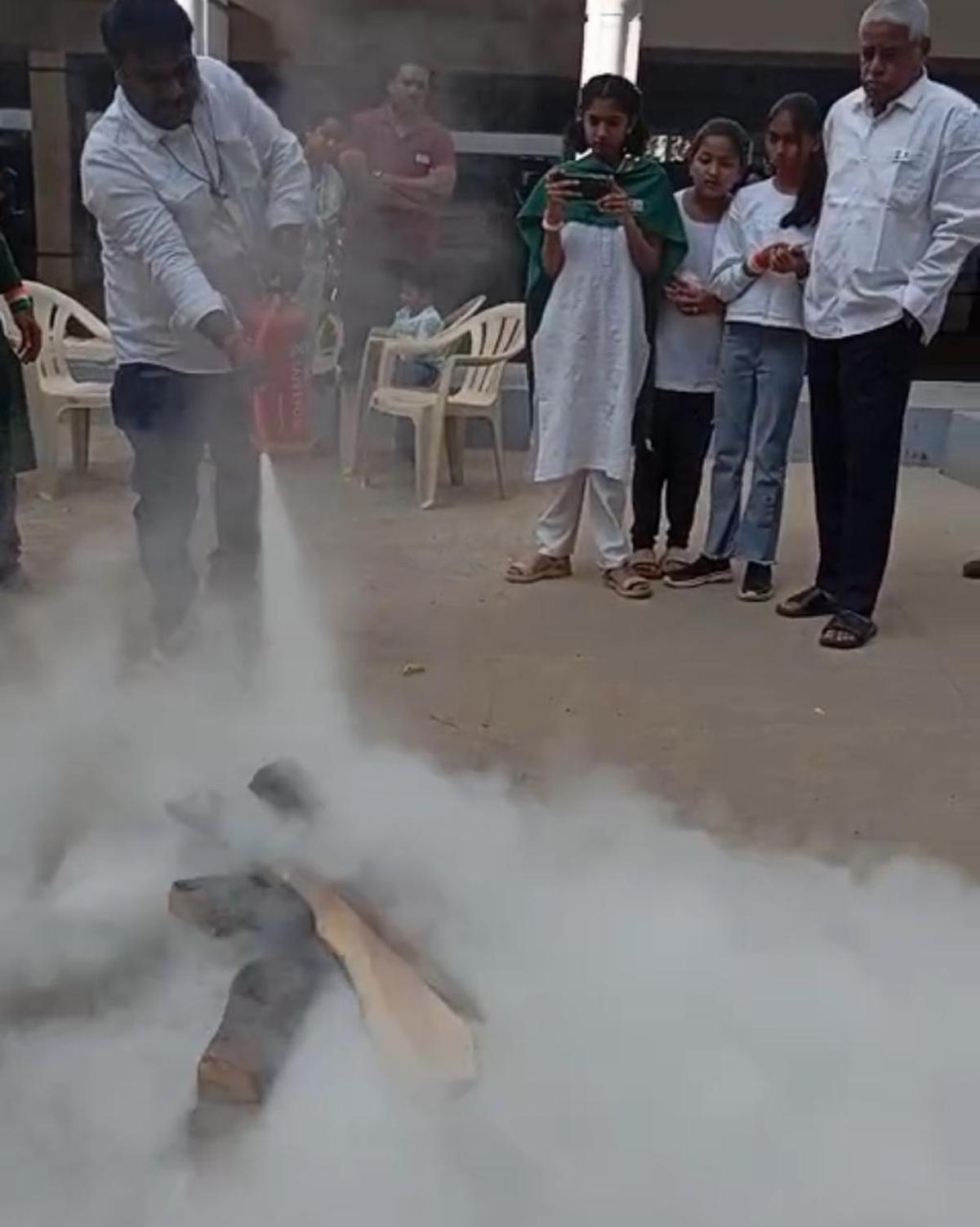 Lunedì, rappresentanti di un sistema antincendio e di sicurezza hanno dato una dimostrazione sulla prevenzione degli incendi in una comunità recintata di Old Alwal, come parte delle celebrazioni della Festa della Repubblica.