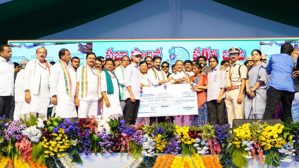 CM hands over ₹1 crore aid to families of constables