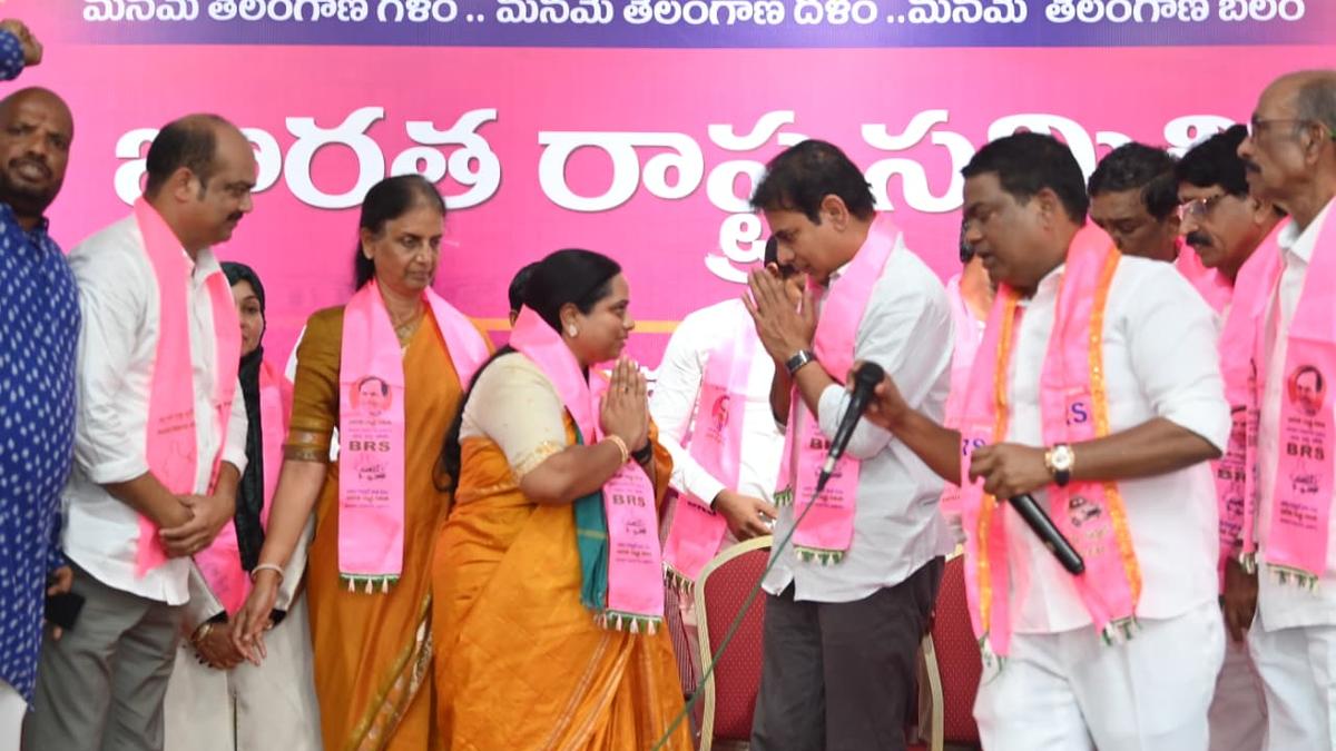 Congress-BJP discreet pact harming interests of Telangana, alleges KTR