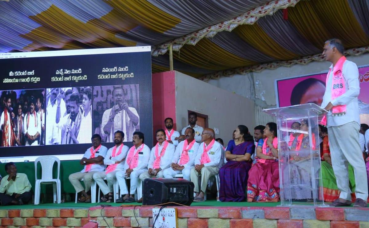 BRS leader T. Harish Rao showing video clips of Congress leaders on power bills at the constituency-level meeting of the party in Siddipet on Saturday.