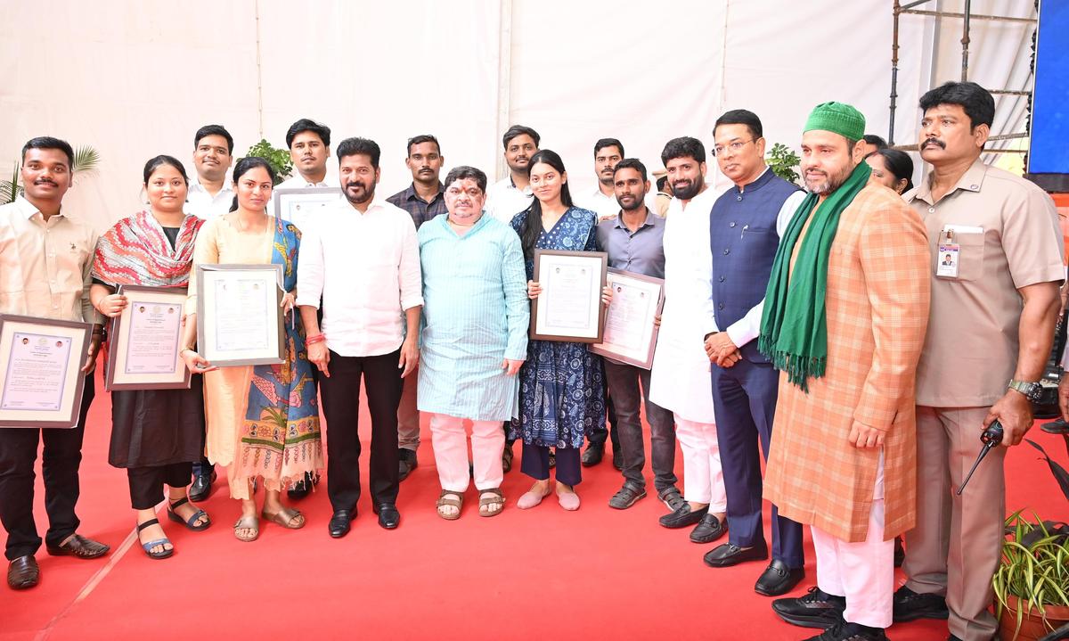 Chief Minister A Revanth Reddy with the newly recruited Assistant Motor Vehicle Inspectors in Hyderabad on November 11, 2024. Transport Minister Ponnam Prabhakar, Rajya Sabha member Anil Kumar Yadav and Principal Secretary Vikas Raj were among the present. 