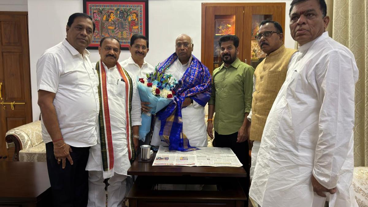 CM, TPCC chief meet Kharge, K.C. Venugopal