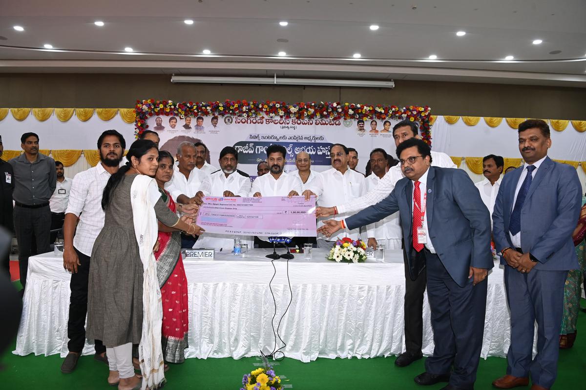 Chief Minister A Revanth Reddy, Deputy CM Bhatti Vikramarka, Agriculture Minister Tummala Nageshwar Rao with the Civil Services aspirants who were given checks of ₹1 lakh each under the Rajiv Gandhi Civils Abhaya Hastham scheme, at Hyderabad, on January 5, 2025.