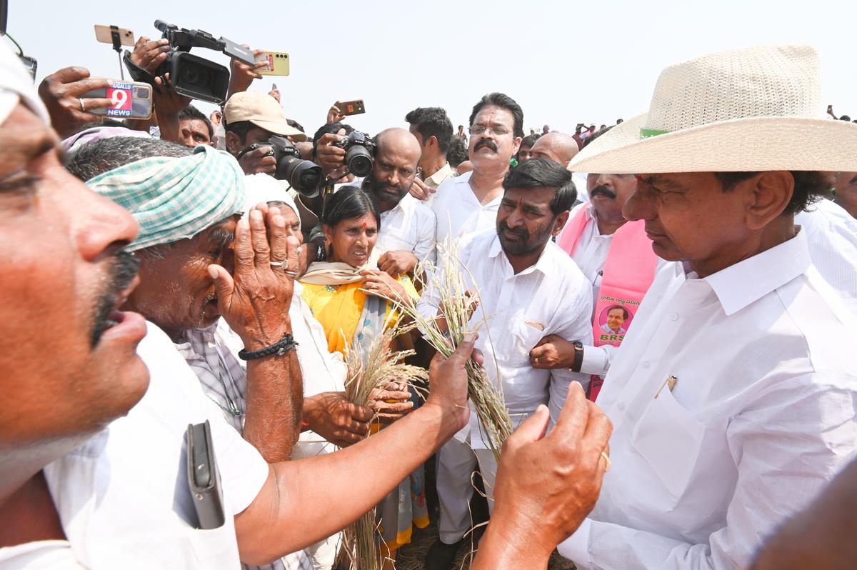 A farmer at Velugupalli village in Suryapet district talking about his crop loss to BRS president K. Chandrasekhar Rao on Sunday.