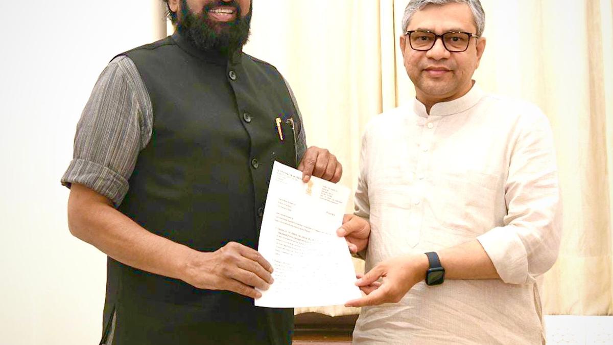 Uttam meets Railway Minister, seeking more trains for Nalgonda