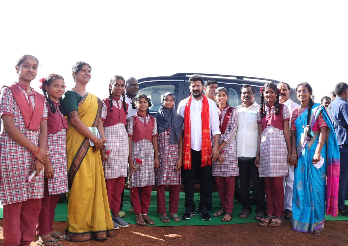 குடியிருப்புப் பள்ளி மாணவர்களுடன் தெலங்கானா முதல்வர் ஏ.ரேவந்த் ரெட்டி.