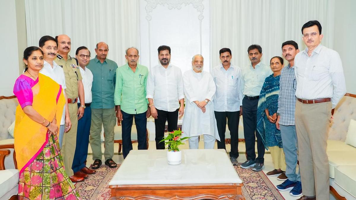 Telangana Chief Minister meets recently surrendered former Maoist leaders