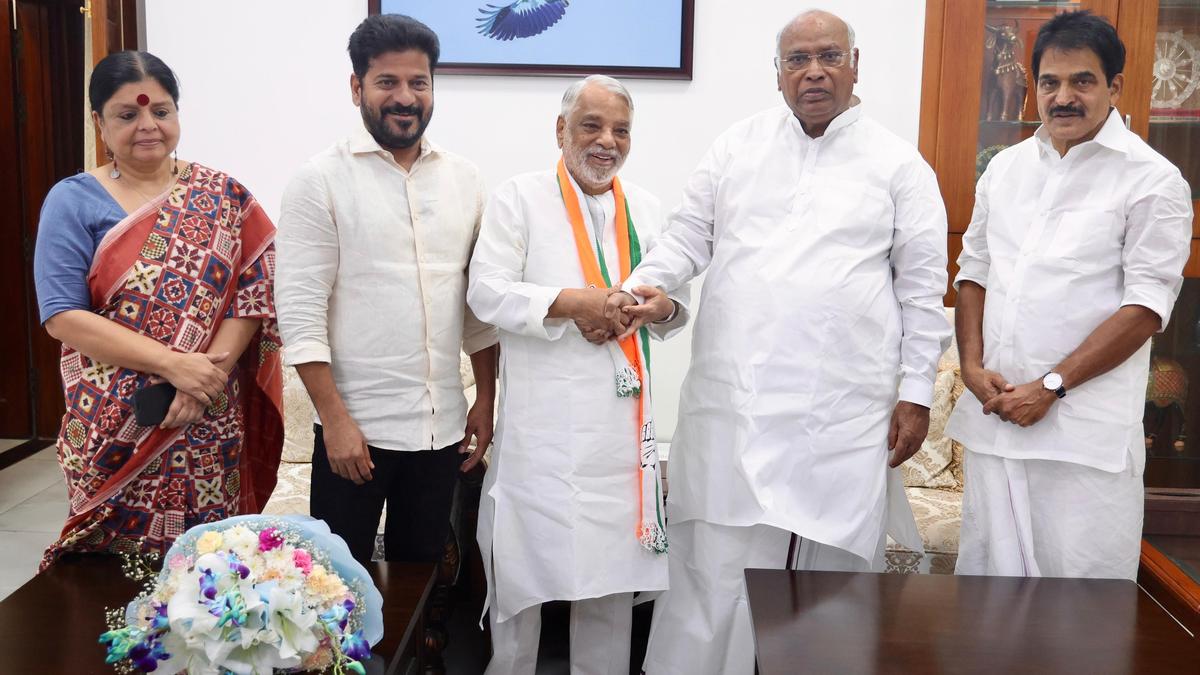 Home coming for Keshava Rao, as Kharge welcomes him back into Congress