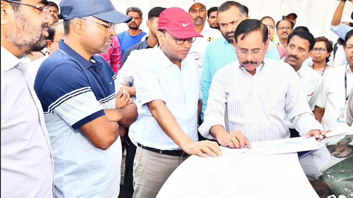 CS reviews road widening work for Metro Rail in Old City do sex