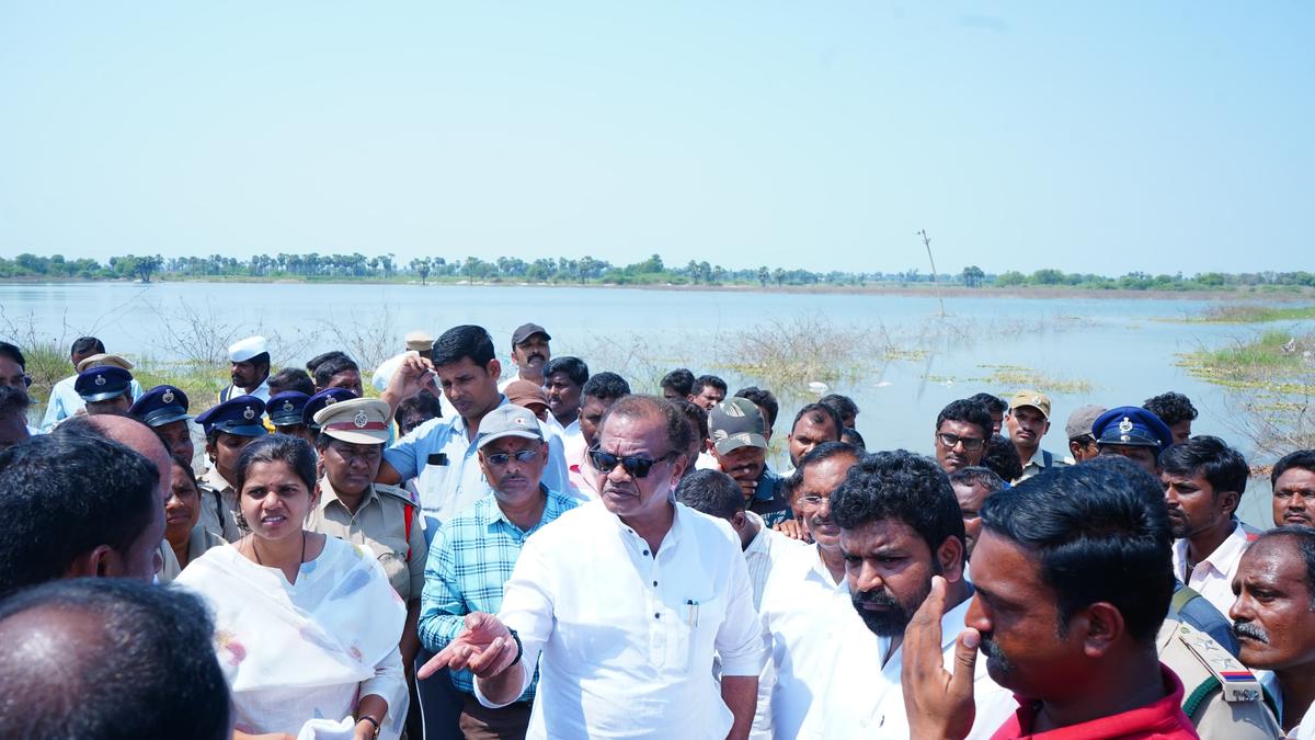 Water till the last acre, assures Komatireddy