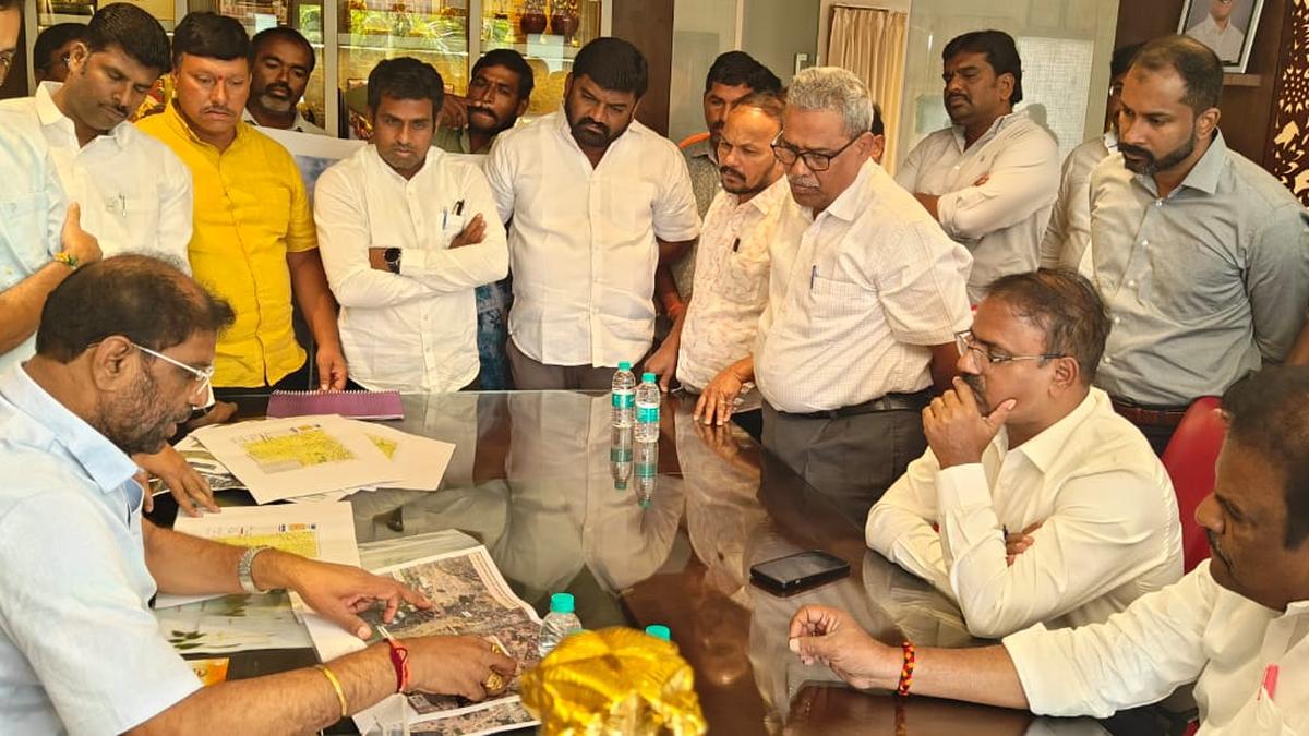 Kadthal farmers meet PGCIL officials over losing lands due to Bidar-Maheshwaram line