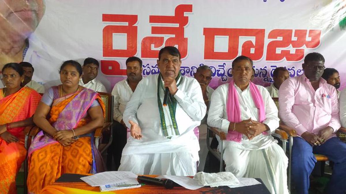 Cong. leaders lack knowledge on water pumped in an hour: Pocharam