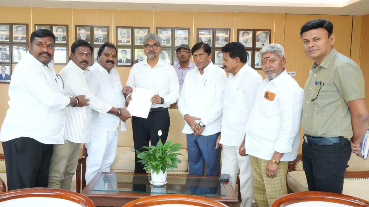 SCR GM urged to give jobs to those gave up lands for Kazipet coach factory