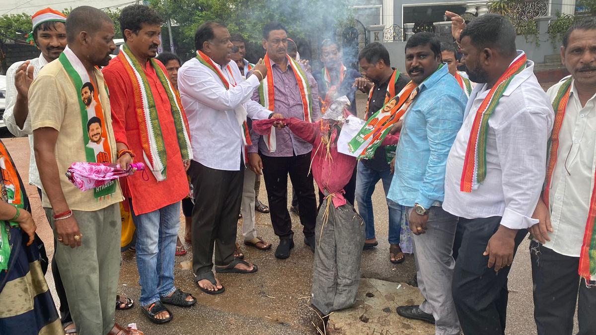 Congress burn effigies of KTR for ‘denigrating’ Rahul Gandhi