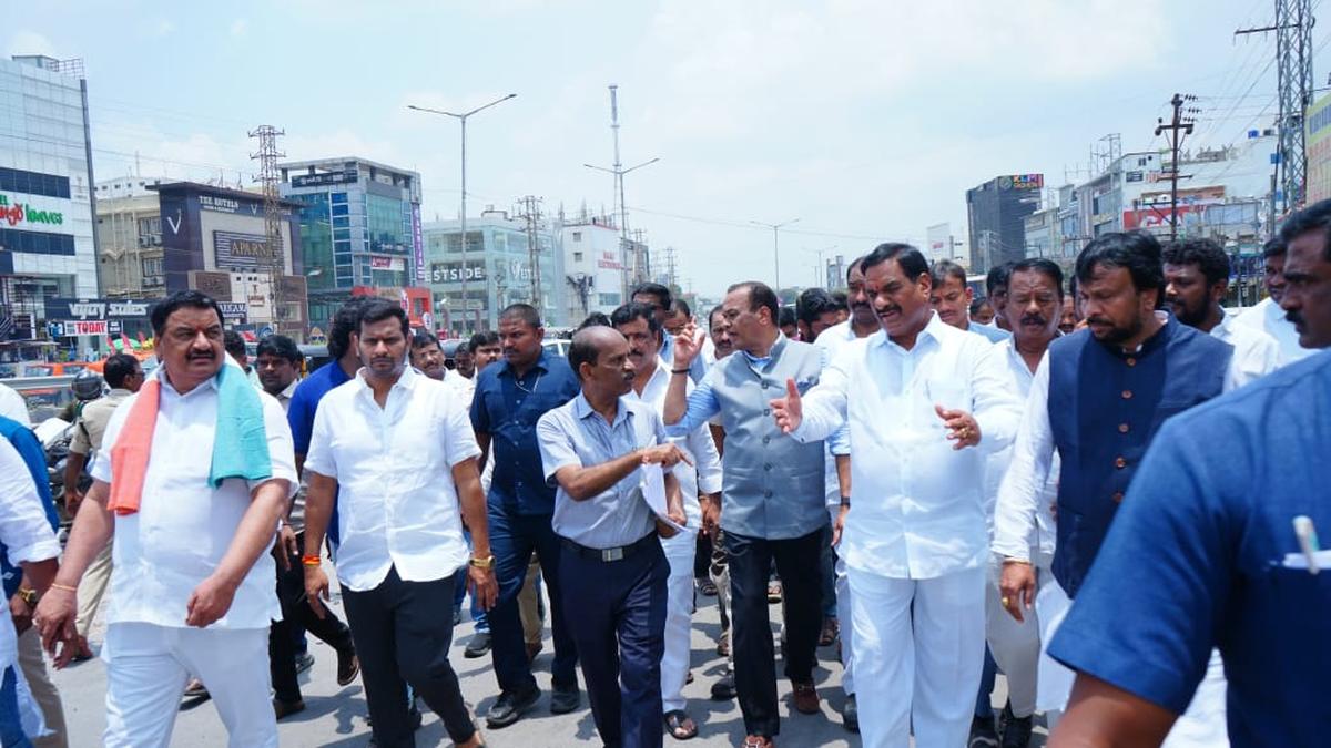 LB Nagar-Pedda Amberpet elevated corridor to be executed on priority: Komatireddy