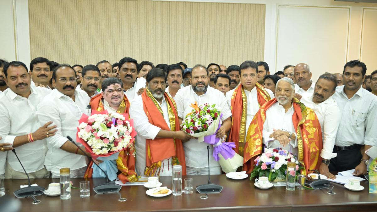 Employees JAC felicitating Deputy CM Mallu Bhatti Vikramarka, Ministers Ponnam Prabhakar and D. Sridhar Babu at a meeting with them in the Secretariat on Wednesday.