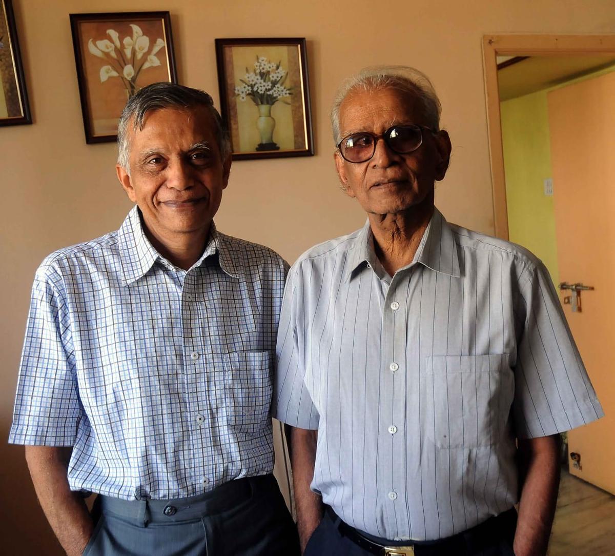 दासु कृष्णमूर्ति (दाएं) अपने छोटे भाई दासु केशव राव, द हिंदू, आंध्र प्रदेश के पूर्व रेजिडेंट संपादक के साथ