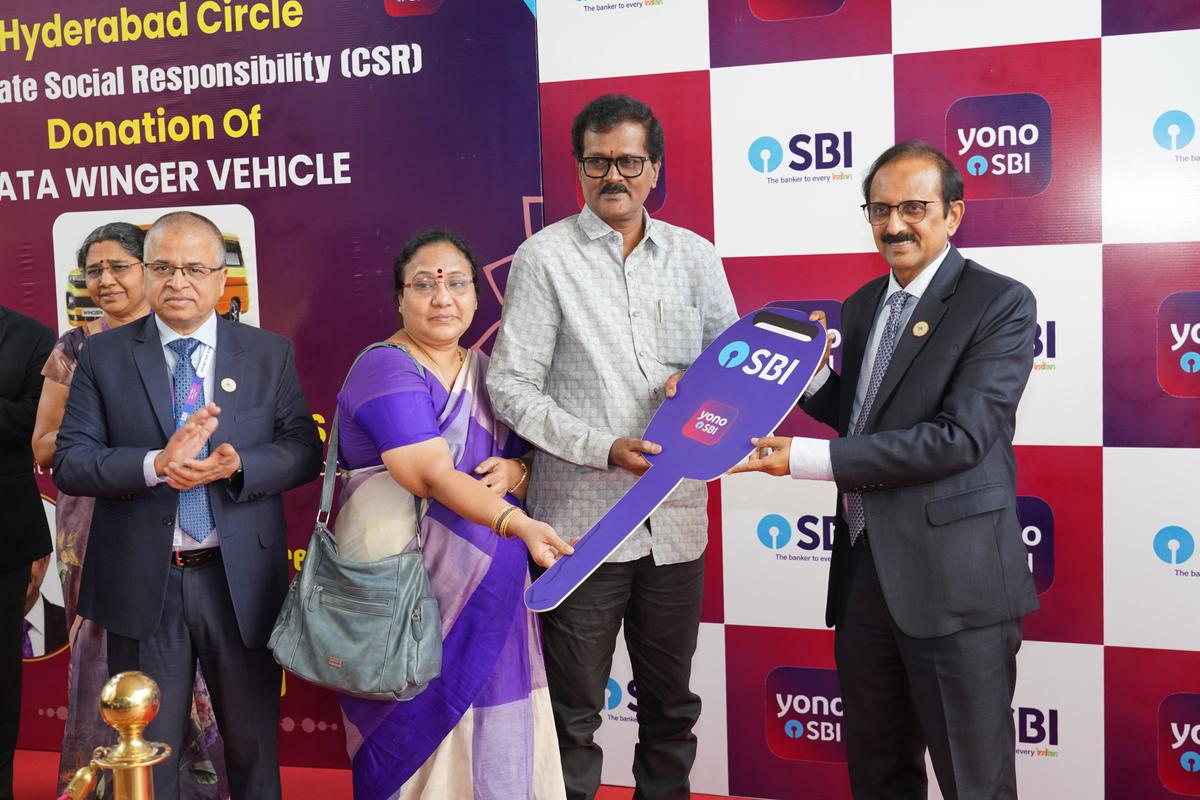 SBI managing director (International Banking, Global Markets and Technology) Challa Srinivasulu Setty handing over the keys of a vehicle donated to representatives of NGO Manchikalalu in Hyderabad.