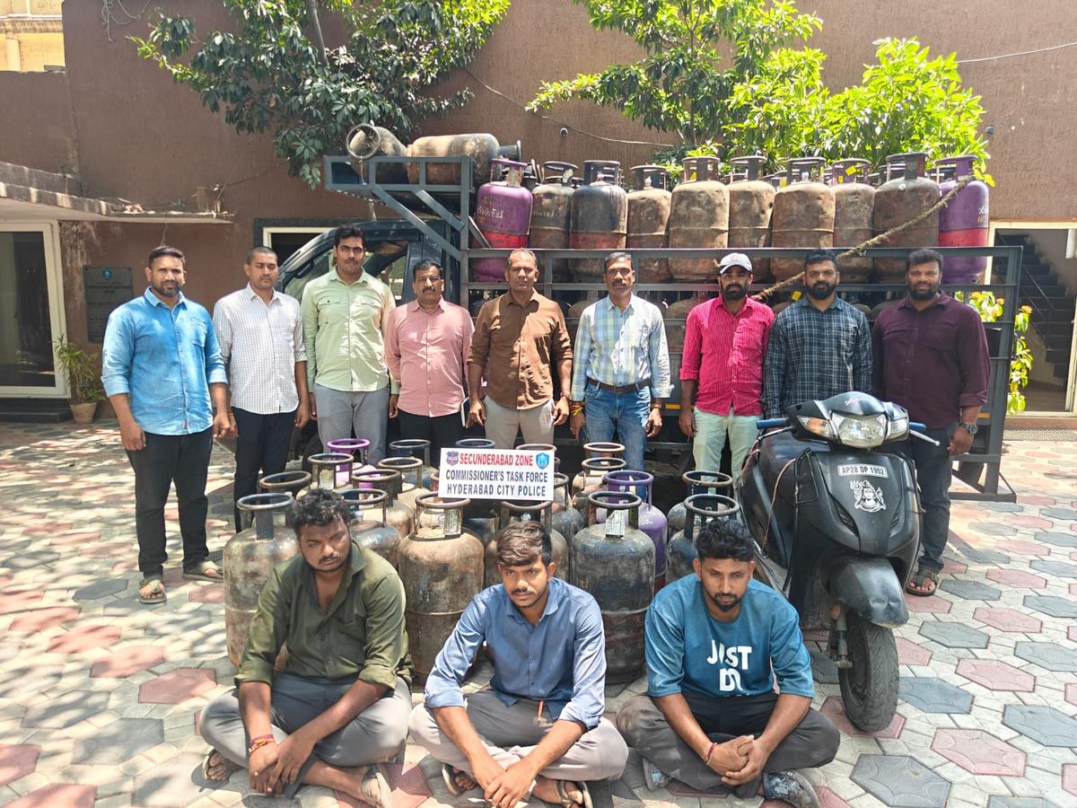 A Força-Tarefa do Comissário, Zona de Secunderabad, juntamente com a polícia de Gandhi Nagar, apreenderam 129 cilindros e veículos de transporte no valor de ₹ 7,5 lakh de uma gangue que vendia cilindros ilegalmente a preços inflacionados.