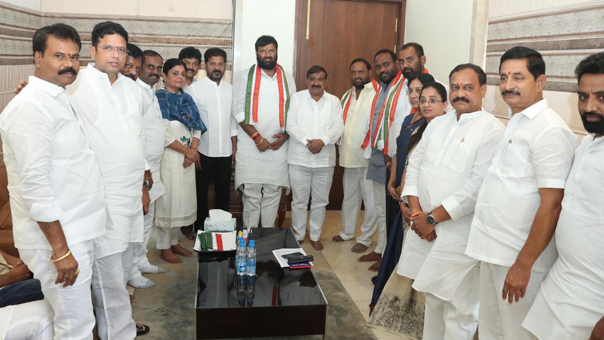 BJP leader Kuna Srisailam Goud joins Congress