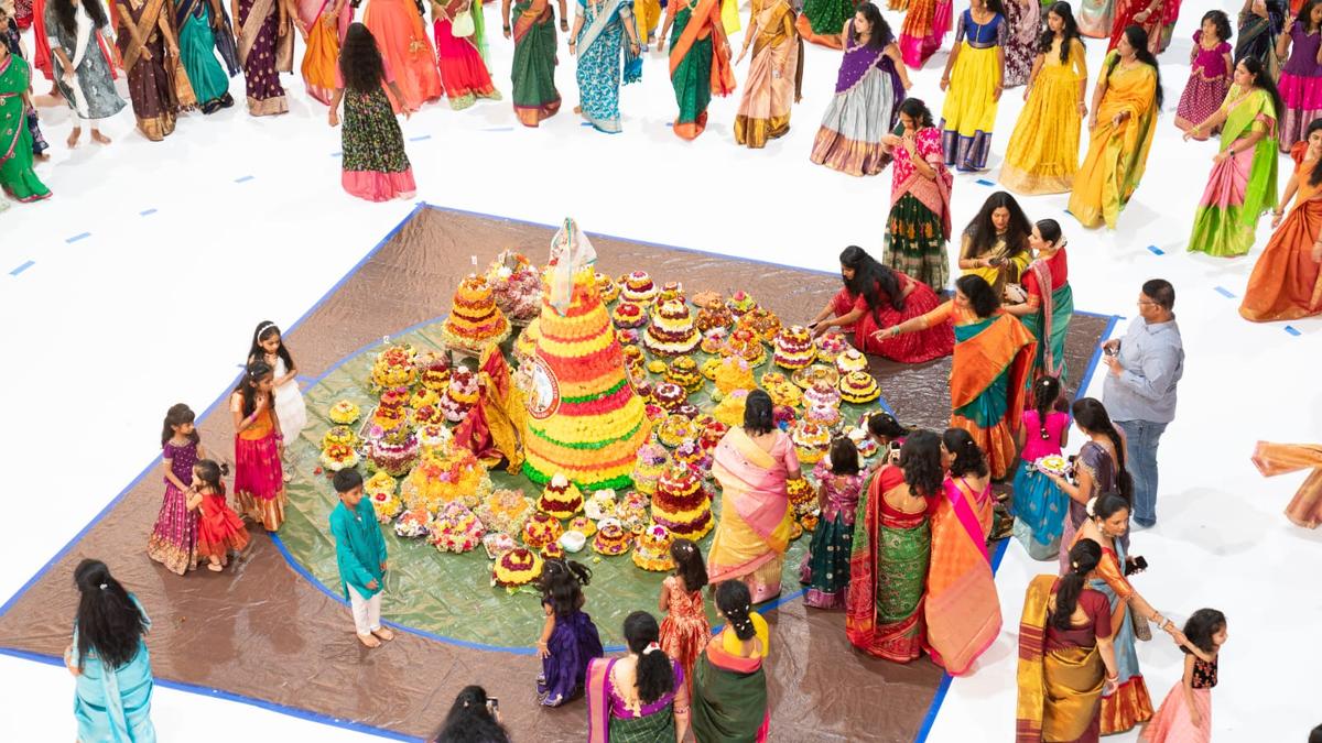 https://th-i.thgim.com/public/news/national/telangana/wscf7o/article70116360.ece/alternates/LANDSCAPE_1200/Detroit%20BAthukamma%201.jpg