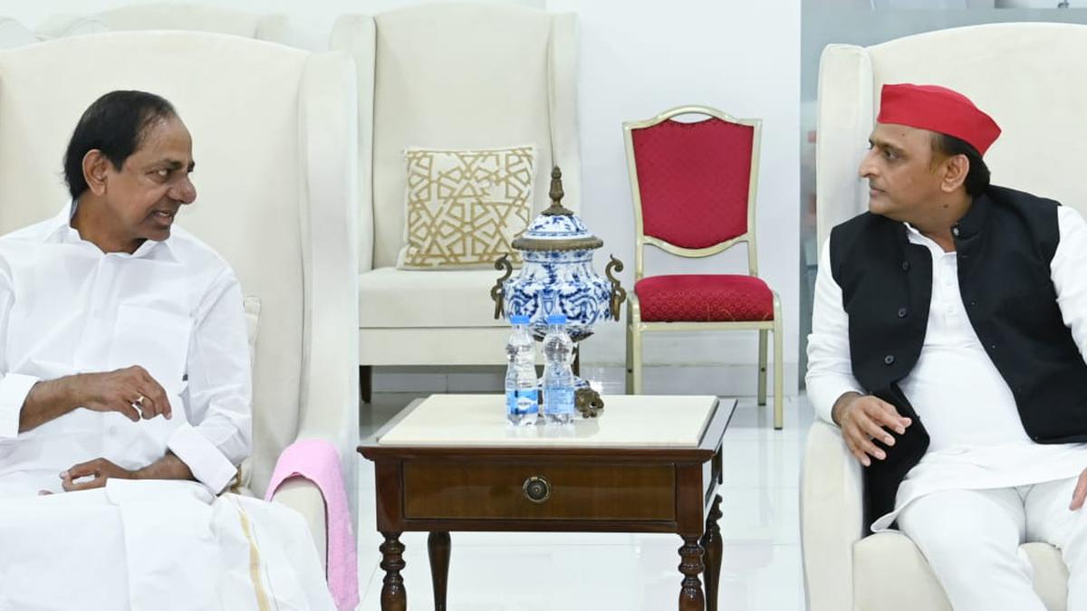 Akhilesh, KCR discuss national politics for about three hours