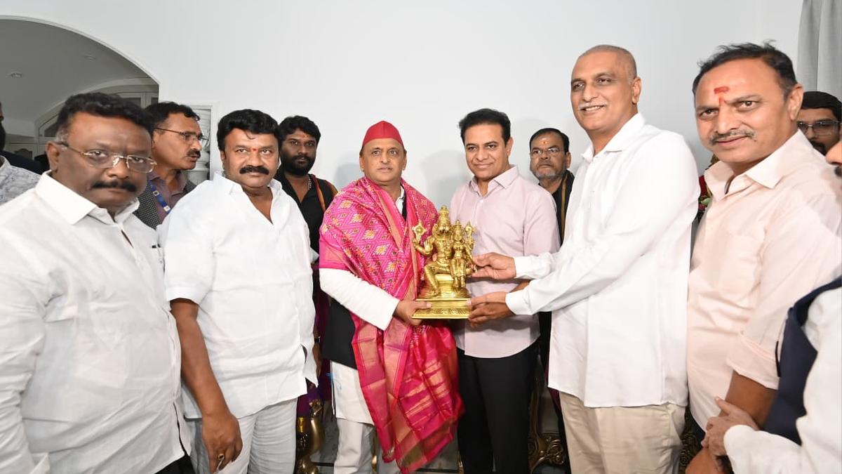 Akhilesh Yadav meets KTR, BRS leaders